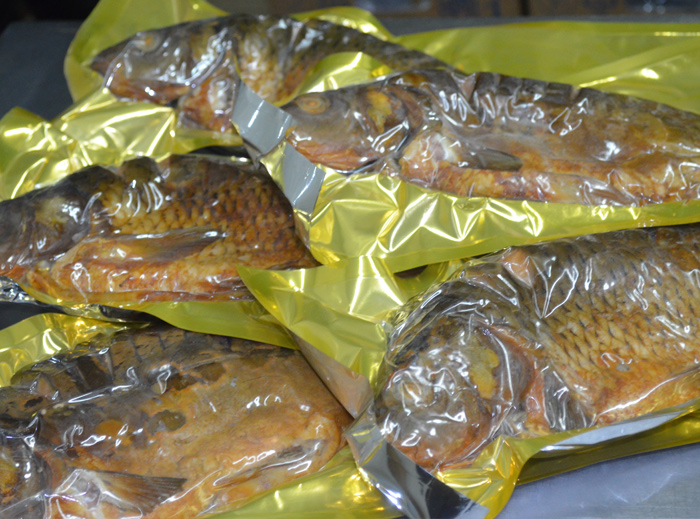 Карп отборный потрошёный с головой горячего копчения в упаковке