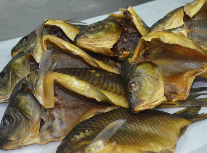 Карп отборный потрошёный с головой холодноко копчения