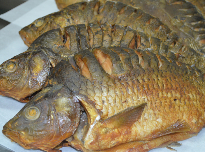 Карп отборный потрошёный с головой горячего копчения