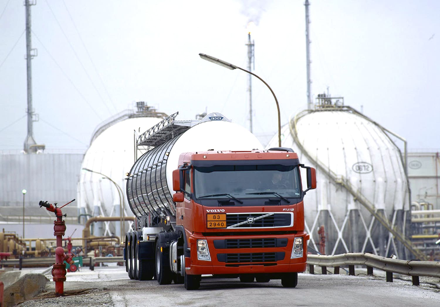 Перевозка опасных грузов. Перевозка топлива. Транспортировка нефти автотранспортом. Транспортировка опасных грузов автотранспортом. Перевозка наливных грузов.