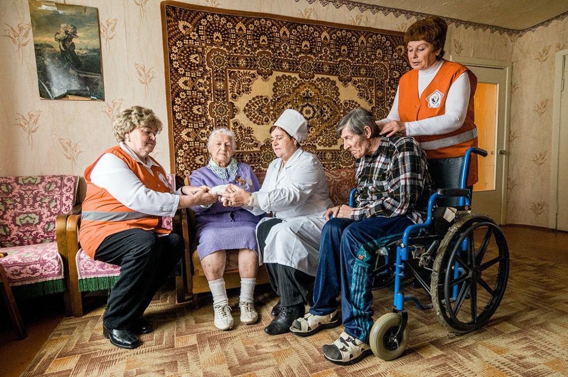 Социальный сайт инвалидов. Пенсионер инвалид. Пожилые и инвалиды. Пожилые люди и инвалиды. Социальный работник.